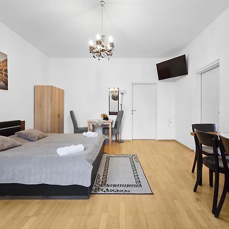 וינה Three King-Size Beds, Three Bedrooms מראה חיצוני תמונה