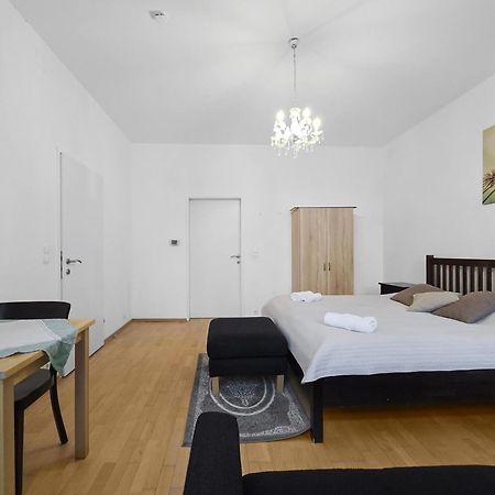 וינה Three King-Size Beds, Three Bedrooms מראה חיצוני תמונה
