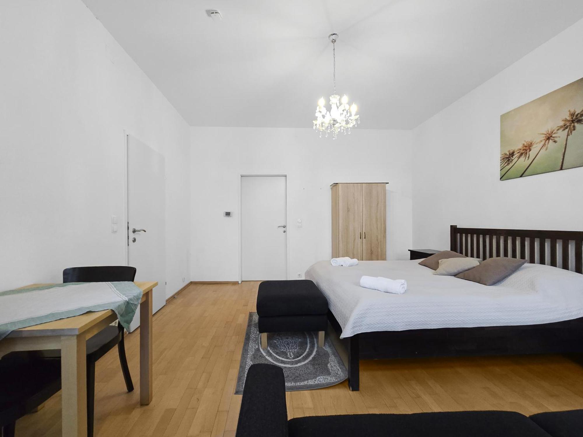 וינה Three King-Size Beds, Three Bedrooms מראה חיצוני תמונה
